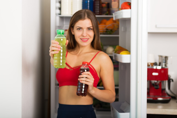 sportliche Frau am Kühlschrank - Foto, Bild