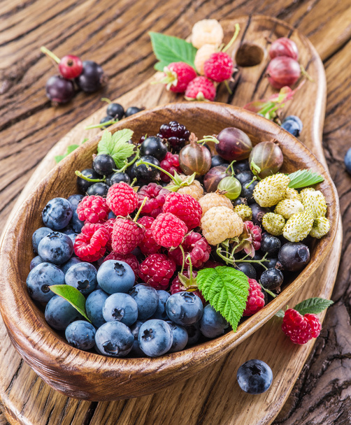 Ripe berries in the wooden bowl. - Foto, Imagem