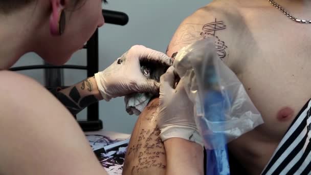татуювання покласти на руку - Кадри, відео