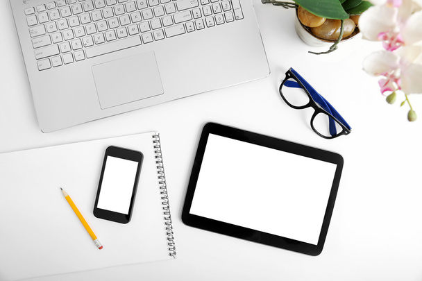 spazio di lavoro con laptop, tablet digitale in bianco e smartphone su wh
 - Foto, immagini