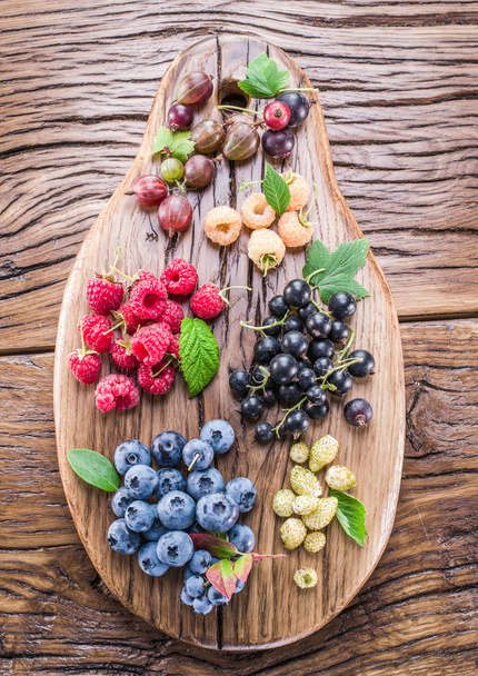 Ripe berries on the old wooden plank. - Foto, Imagen
