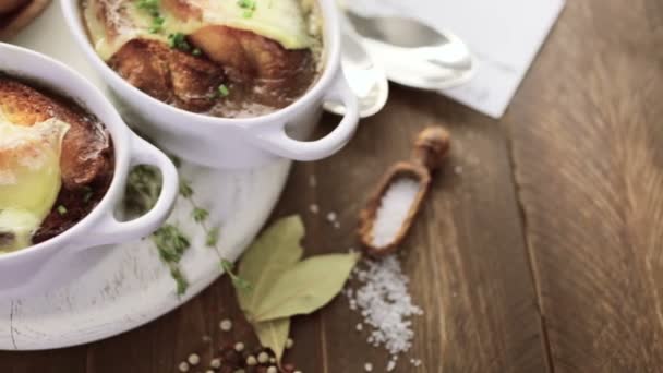 Французька цибульний суп
 - Кадри, відео
