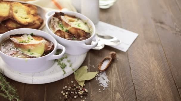 Французька цибульний суп
 - Кадри, відео