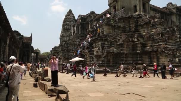 Mensen in Angkor Wat tempel, Cambodja - Video