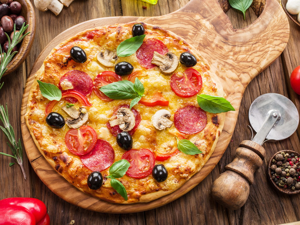 Pizza with mushrooms, salami and tomatoes. - Foto, Imagem