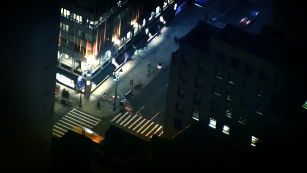 NYC sokaklarında, taksiler, trafik ve insanlar - Video, Çekim