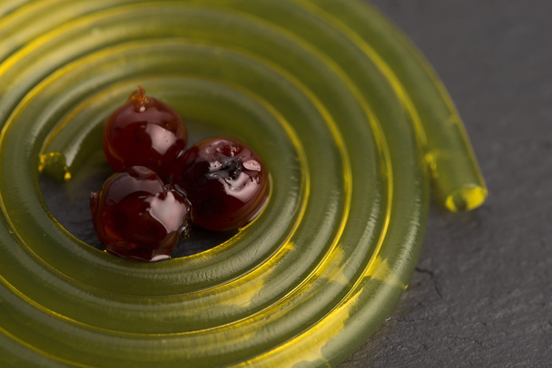 μοριακή φρούτα Σπαγγέτι με rowan σε σιρόπι - Φωτογραφία, εικόνα