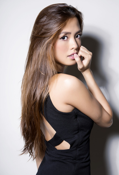 hermosa joven asiático mujer con largo cabello
 - Foto, Imagen