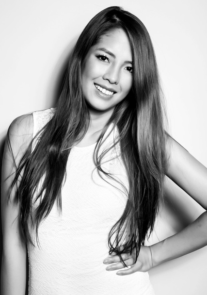 長い髪を持つ美しい若いアジア女性 - 写真・画像