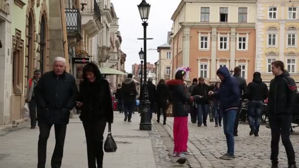 La gente en la Plaza del Mercado en Lviv
 - Metraje, vídeo