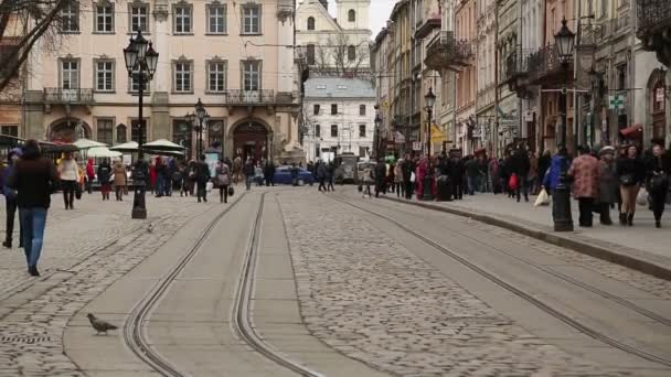 Lviv Pazar Meydanı'nda insanlar - Video, Çekim