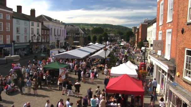 Ludlow, Shropshire, Engeland, 8 September 2012: Een weergave van kraampjes op het stadsplein in de Ludlow Food Festival. - Video