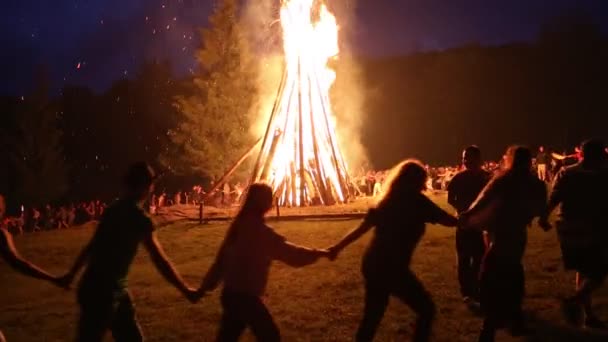 Az emberek ünnepelni Ivan Kupala nap - Felvétel, videó