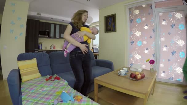 Matka se rodí novorozence na rukou a něžná rodina péče o rodinu - Záběry, video