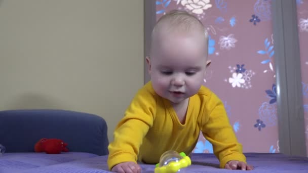 hand proberen trekken baby aandacht met rammelaar vak speelgoed. 4k - Video