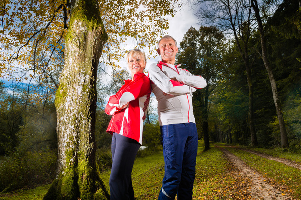 Senioren beim Sporttraining auf einem Waldweg - Foto, Bild
