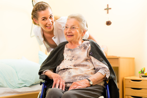 pielęgniarka i kobiet starszych w domu opieki - Zdjęcie, obraz