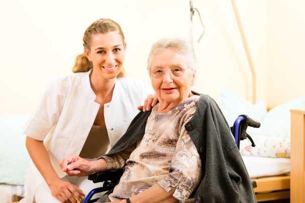 enfermera y mujer mayor en un asilo de ancianos
 - Foto, imagen