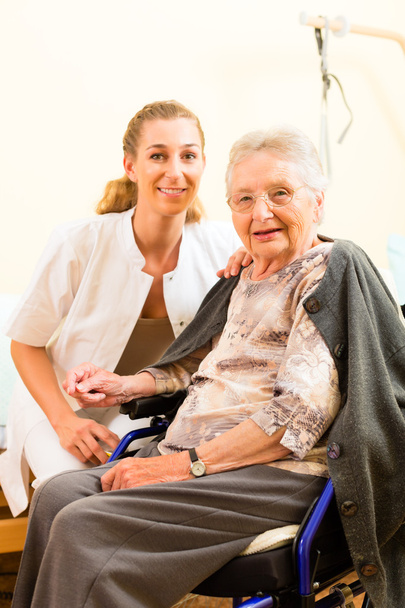 медсестра і старша жінка в будинку престарілих
 - Фото, зображення