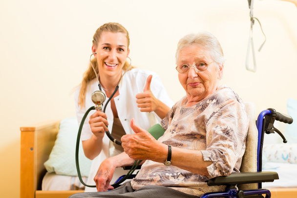 медсестра и женщина в доме престарелых
 - Фото, изображение