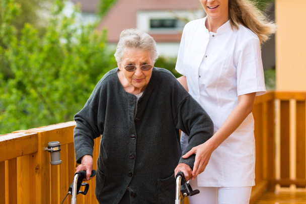 zdravotní sestra a ženská senior s pohybovými rám - Fotografie, Obrázek