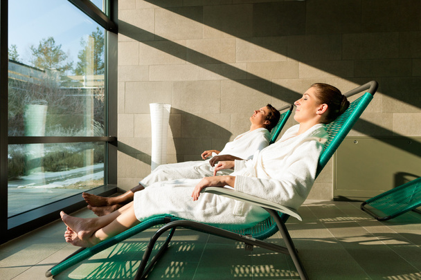Young couple relaxing in wellness spa - Fotoğraf, Görsel