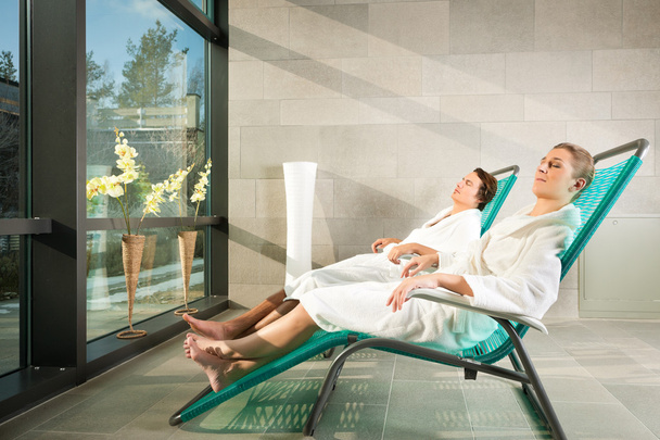 Young couple relaxing in wellness spa - Foto, Imagen