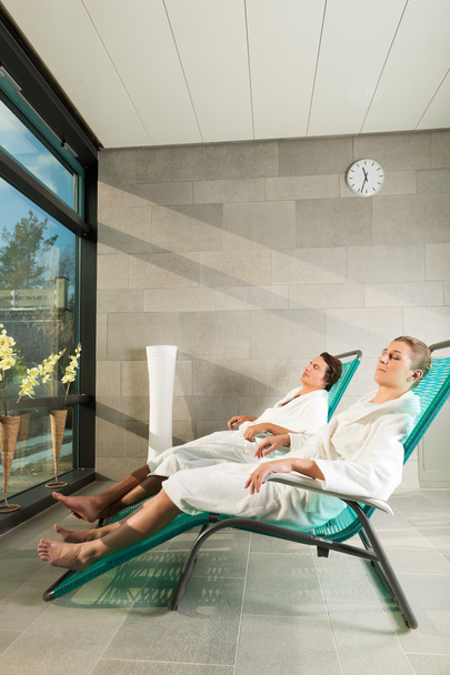 Jong paar ontspannen in de wellness-spa - Foto, afbeelding