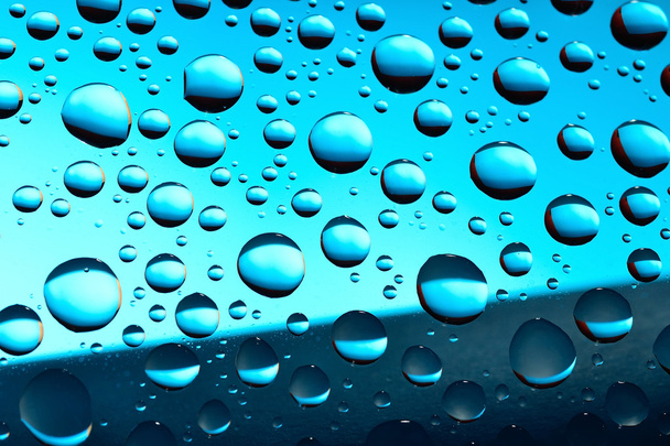 Krople wody na niebieskim tle - Zdjęcie, obraz