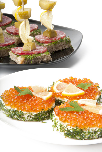 sanduíches com caviar vermelho sobre fundo branco - Foto, Imagem