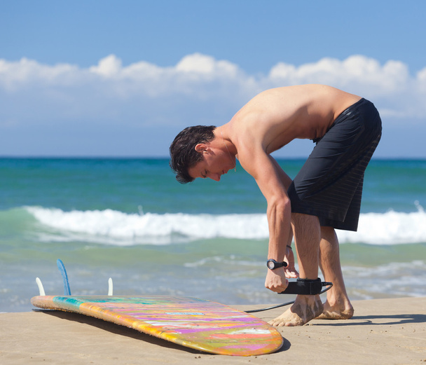 Surfer draagt veiligheid leiband om de enkel - Foto, afbeelding