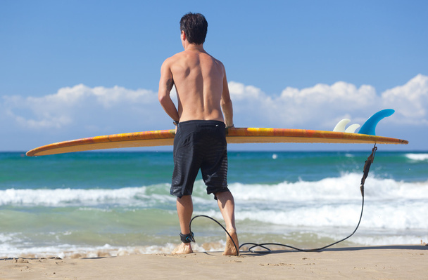 Portret van Surfer met longboard - Foto, afbeelding