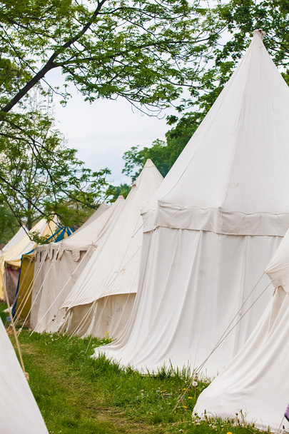 Ritarien leiri valkoisilla teltoilla
 - Valokuva, kuva