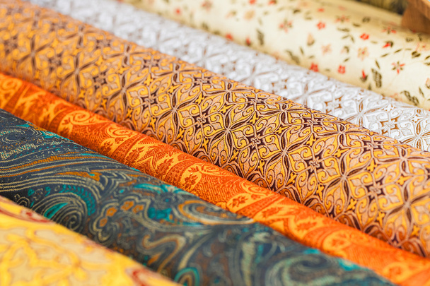 Rollos de tela y textiles en una tienda de fábrica
 - Foto, Imagen