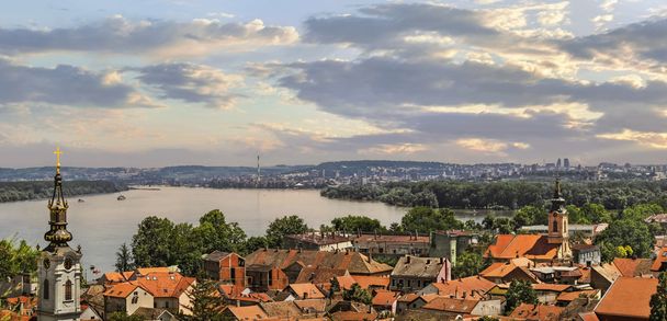 Panoramisch uitzicht vanaf Gardos Lookout in Zemun over rivier Donau gemeente Zemun en Belgrado - Servië - Foto, afbeelding