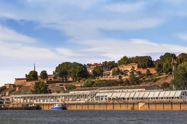 Belgrado Panorama - Fortaleza de Kalemegdan e o antigo depósito portuário ao anoitecer
 - Foto, Imagem