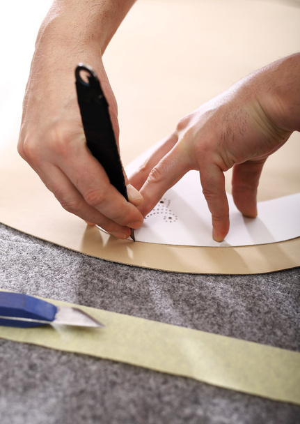 Preparing a tailor template - Foto, afbeelding