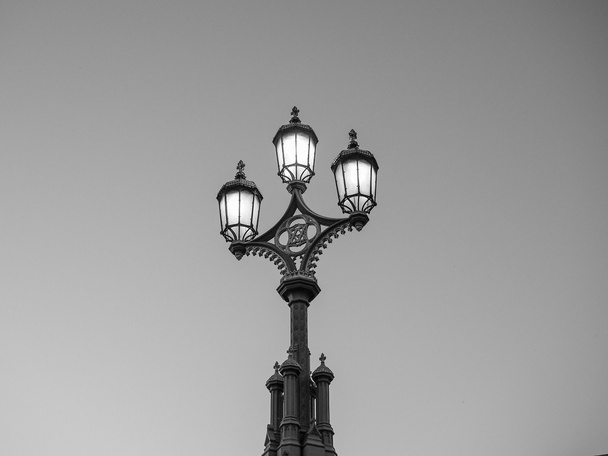 黒と白の街路灯 - 写真・画像