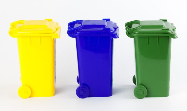Caixas de reciclagem coloridas isoladas em branco
 - Foto, Imagem