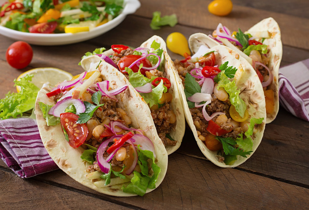 Mexikanische Tacos mit Fleisch, Bohnen und Salsa - Foto, Bild