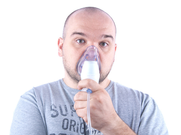 Junger Mann mit einem Inhalator - Foto, Bild