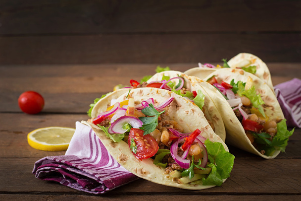 Mexikanische Tacos mit Fleisch, Bohnen und Salsa - Foto, Bild
