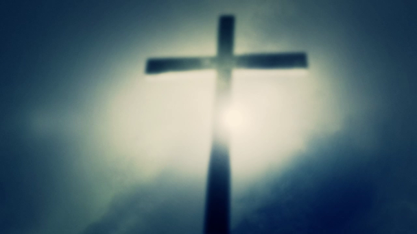 Dřevěný kříž na pozadí oblačné mlhavé oblohy - Záběry, video