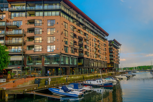 OSLO, NORWAY - 8 JULY, 2015: Charming waterfront apartment building in exclusive neighbourhood Aker Brygge - Foto, Imagen