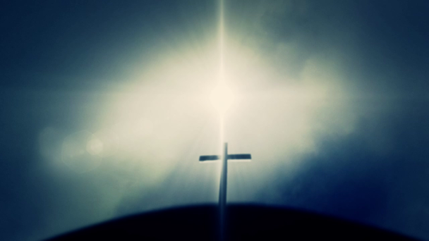 Holzkreuz verdunkelt die Sonne auf Jesus Golgotha Kalvarienberg - Filmmaterial, Video