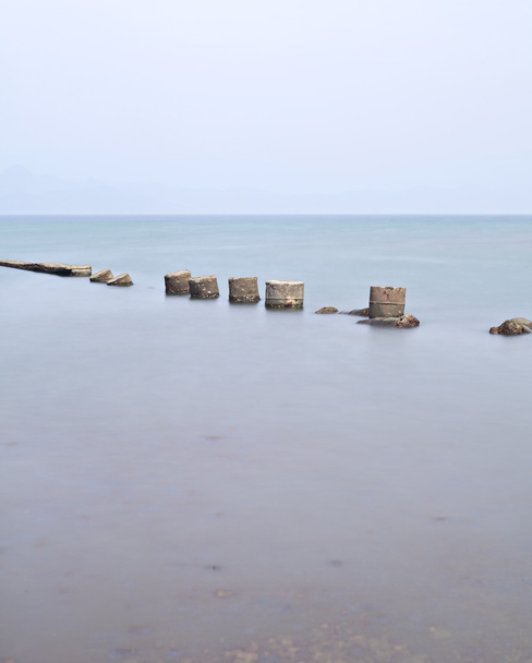 海で壊れた石造り橋 - 写真・画像