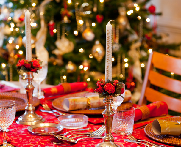 クラッカーとの英語のクリスマス テーブル - 写真・画像