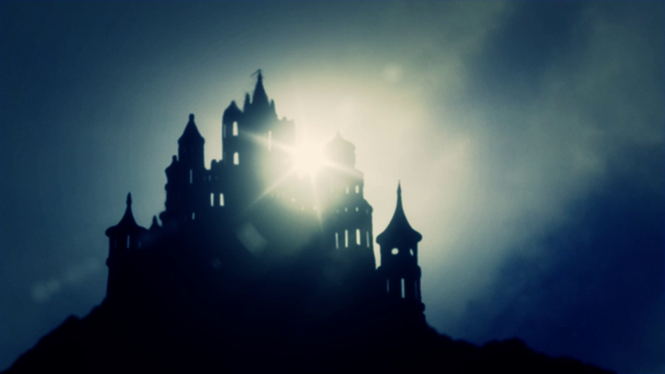 Beautiul East Europien Castello spaventoso sulla cima di una montagna in una giornata di nebbia
 - Filmati, video