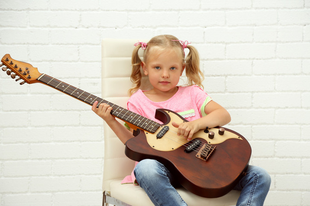 Little girl playing guitar - 写真・画像