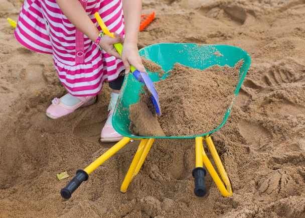 Απολαύστε παιχνίδια του παιδιού με άμμο για να παίζουν στην παιδική χαρά - Φωτογραφία, εικόνα